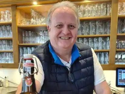 Braumeister Andreas Christiani hat ein neues Bier kreiert. Das Weserstrandgut FPA (Friesisch Pale Ale) ist p&uuml;nktlich zu den Abuser Biertagen fertig.