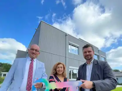 Einweihung des neuen Geb&auml;udetraktes in Modulbauweise an der Kooperativen Gesamtschule Feldbreite (von links): B&uuml;rgermeister Lars Krause, Schulleiterin Naile Ildiz und Architekt Oliver Ohlenbusch