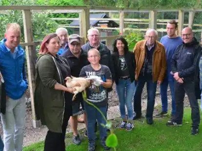 Viel Interessantes erfuhren die Teilnehmer des Rundgangs bei den anderen Mitgliedern des Stedinger Rassegefl&uuml;gelzuchtvereins: Der neunj&auml;hrige Nino Zimmermann (vorne Mitte) bekam sein erstes Huhn schon mit drei Jahren.