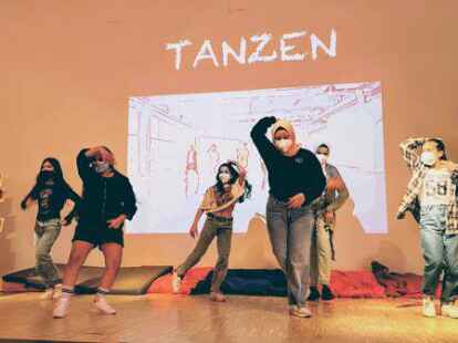 Zur Begr&uuml;&szlig;ung der F&uuml;nftkl&auml;ssler in der Waldschule zeigte Tanja Reihers Tanzgruppe eine dynamische Choreografie.