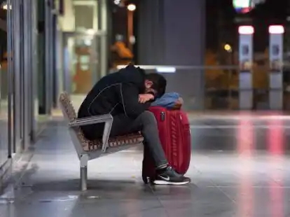 Ein Mann sitzt im Hauptbahnhof Berlin auf einer Bank und schl&auml;ft. Ein bundesweiter Lokf&uuml;hrer-Streik im Personenverkehr hat begonnen.