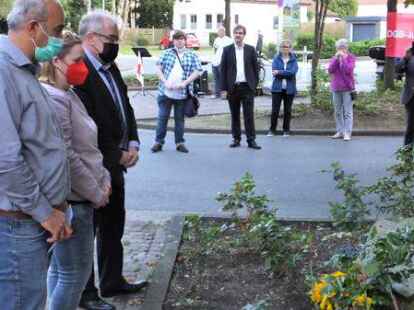 Mustafa Dogan, Marieke Brandt und Carsten Seyfarth (von links) legten am Friedensbaum einen Kranz nieder. Ulrike Krebs