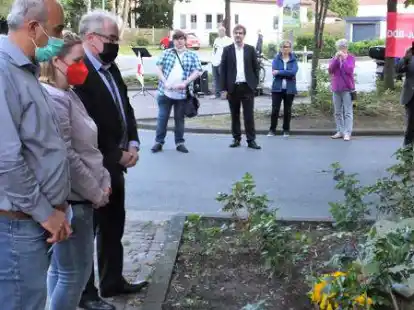 Mustafa Dogan, Marieke Brandt und Carsten Seyfarth (von links) legten am Friedensbaum einen Kranz nieder. Ulrike Krebs