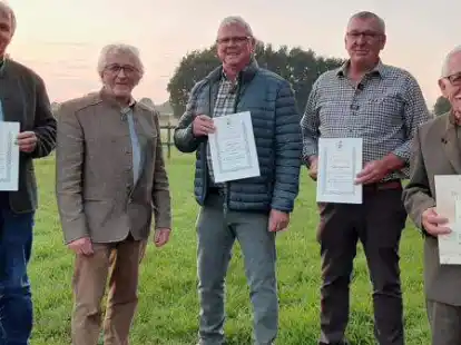 Ehrung beim Hegering Ramsloh (von links): Edmund Eilers, Hegeringleiter Heinz Werner Hussmann, Ludger Sassen, Theodor Dannebaum und Horst Kleinbauer. Es fehlt Ulrich Schr&ouml;der.