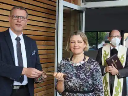 B&uuml;rgermeister Jens Kuraschinski &uuml;berreichte den symbolischen Schl&uuml;ssel f&uuml;r das neue Geb&auml;ude an Schulleiterin Elena Lietzmann. Pfarrer Ludger Brock weihte die neuen R&auml;ume der St.-Peter-Schule.