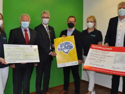 Bei der Spenden&uuml;bergabe f&uuml;r die Aktion &bdquo;Schlaue K&ouml;pfe tragen Helm&ldquo; (von links): Talke B&uuml;sing, Thomas Br&uuml;ckmann, Michael Kurz, Ronald Arping, Denise Leefmann und Andreas Vollert (LzO)