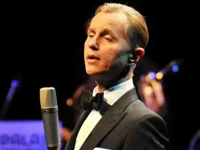 Musste sein Oldenburg-Konzert von diesem Sonntag auf Freitag, 7. Januar, verschieben: Max Raabe, hier im Bremer Musicaltheater.