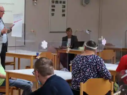 Norbert Kr&uuml;mpelbeck zeigte den Besch&auml;ftigten in der Sozialen Arbeitsst&auml;tte des Caritas-Vereins, wie man den Stimmzettel zur Bundestagswahl richtig ausf&uuml;llt.