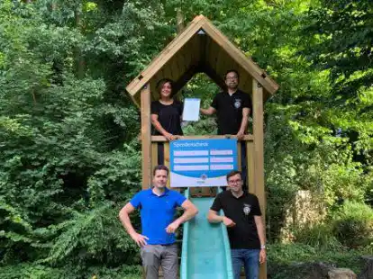 Wollen den Kindern, die mit ihren M&uuml;ttern im Frauenhaus Schutz suchen mussten, eine Freude machen: die Mitglieder des Round Table bauen dort einen Spielplatz.