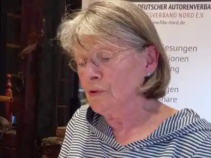 In ihrem Element: Die Autorin Marlies Peters liest aus ihrem Werk &bdquo;Mein Herz, mach Frieden&ldquo; in der Huder Klosterremise.