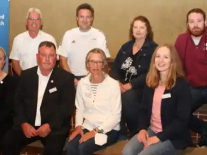 Dem neuen Vorstand geh&ouml;ren (hintere Reihe, von links) Peter B&uuml;sching-Czerny, Dirk Stenzel. Kerstin Seeland und Philipp Nagel sowie (vorne, vorn links) Annika Ulbrich, Thorsten B&ouml;ning, Gudrun Ahrens, und Lena Ennen-Hansing an.
