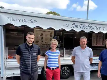 Organisatoren und Unterst&uuml;tzer der Blutspendetermine in Sandkrug: Ortsbrandmeister J&uuml;rgen Dallmann, Jona Br&uuml;mmer (Edeka), Anja Baar (Bruno), Thorsten Dombrowski und Ewald Schwindt (Feuerwehr).