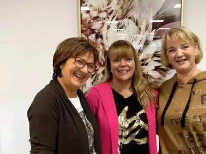 Freuen sich auf die Neuer&ouml;ffnung von &bdquo;Boutique Sina&ldquo;: Inhaberin Sina Bubregovic (Mitte) mit den Mitarbeiterinnen Maria Klein und Bettina Weilke (v. l.).