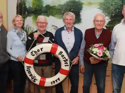 Der gew&auml;hlte Vorstand des Shanty-Chores Bar&szlig;el will im ruhigen Fahrwasser bleiben (von links): Heinz Krone, Margret Dirksen, Konrad Schulte, Heiner Siemer, Egon Schillemat und Andreas M&uuml;ller.
