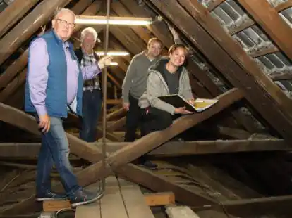 Schauten sich im Dachstuhl der St.-Elisabeth-Kirche in Elisabethfehn um (von links): Johannes Geesen, Johannes Bischoff, Kay Neuling und Sarah M&uuml;rmann.