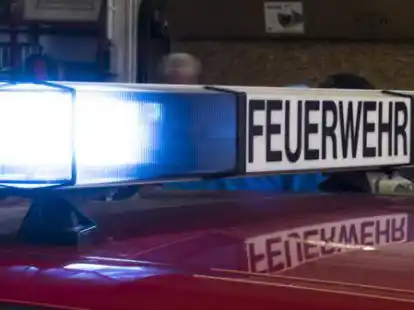 Die Feuerwehr musste am Dienstag zur Grundschule Achternmeer ausr&uuml;cken.  Symbolbild: