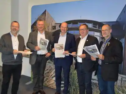 Olaf Clausen, Dr. Ludger Heuer und Professor Bernhard Wesenick (von links, alle Interessengemeinschaft Inselviertel) haben am Dienstag rund 650 Unterschriften an B&uuml;rgermeister Dr. Wolfgang Wiese und Hans-J&uuml;rgen Koopmann vom st&auml;dtischen Planungsamt &uuml;bergeben.