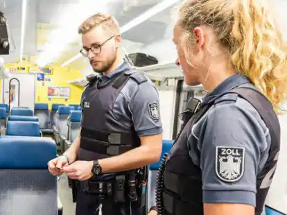 Im grenznahen Bahnverkehr: Zollbeamte bei einer Personenkontrolle.