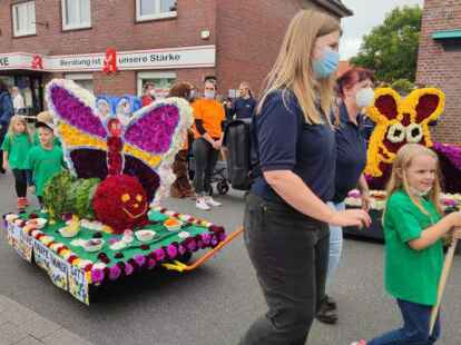 Der Kinderkorso macht sich auf den Weg. Bild: Harten-W&uuml;bbena