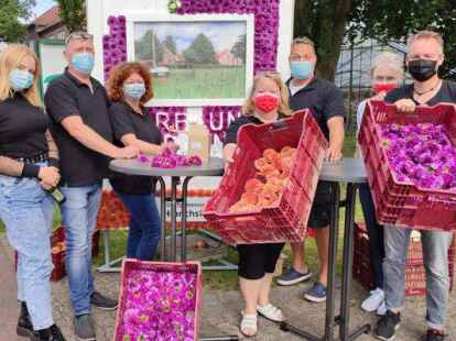 Buntes Bouget f&uuml;rs Bl&uuml;tenfest: Die Dorfgemeinschaft Hinrichsfehn. Von links: Anna-Katharina Bandur, Gerriet Oltmanns, Ulrike Sch&uuml;ler-Oltmanns, Sandra Barwig, Marcus Barwig, Karin Bandur, Eric Schmidt-Bandur. Bild: Harten-W&uuml;bbena