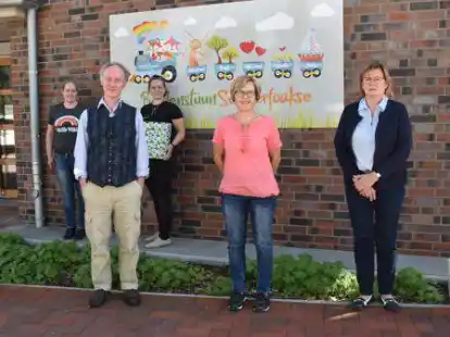 Freuen sich gemeinsam auf das Saterfriesisch-Projekt in der Kita &bdquo;B&auml;idenstuun Seelterfoakse&ldquo; (von links): Stephan Dannebaum, Antje Kleine-Weischede, Henk Wolf, Angelina Mirsch, &Auml;nne Ostendorf, Paula Kl&auml;ren und Brigitte Meyer. Auf dem Foto fehlt Anneliese Bruns.