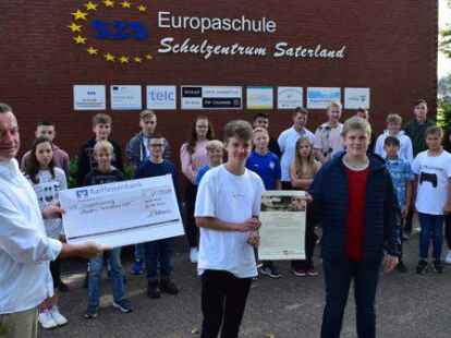 Joachim Graf von Arnim (vorne links) von &bdquo;Aktion Deutschland Hilft&ldquo; &uuml;berreichte den Klassenvertretern und Lehrern der HRS Saterland als Anerkennung f&uuml;r ihre Hilfsbereitschaft eine Urkunde.