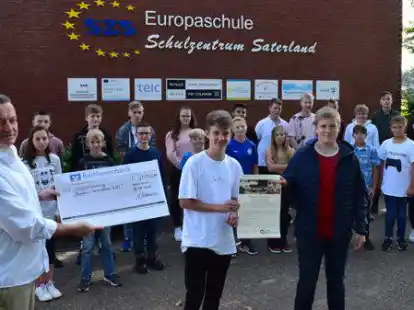 Joachim Graf von Arnim (vorne links) von &bdquo;Aktion Deutschland Hilft&ldquo; &uuml;berreichte den Klassenvertretern und Lehrern der HRS Saterland als Anerkennung f&uuml;r ihre Hilfsbereitschaft eine Urkunde.