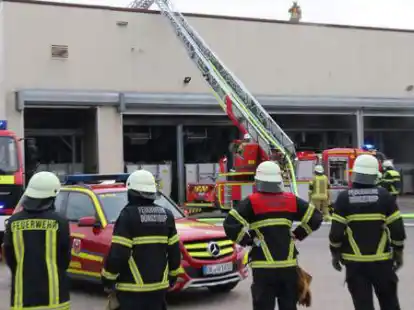 In den fr&uuml;hen Morgenstunden r&uuml;ckten Feuerwehr und Polizei zu einem Einsatz bei der Gro&szlig;schlachterei Geestland in Wildeshausen aus.