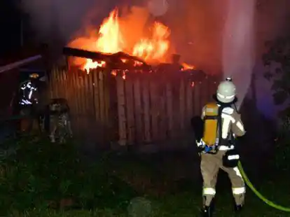 Ein Schuppen in Ganderkesee steht in Flammen. Die Feuerwehr kann ein &Uuml;bergreifen auf ein nahestehendes Wohnhaus verhindern.