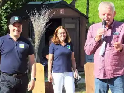 Auktionator Johann Evers (rechts) pries mit viel Witz, die &bdquo;Arbeitskr&auml;fte&ldquo; an, die es zu versteigern galt. Hier sind TSB-Chef Robert Kowitz und Veranstaltungsleiterin Melanie Schmidt an der Reihe.