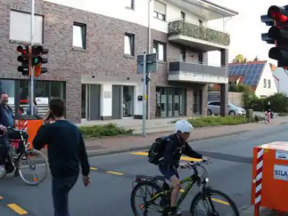 Eine mobile Druckampel wurde an der Heemstra&szlig;e aufgestellt, um den Schulweg zur St.-Peter-Schule sicherer zu machen.