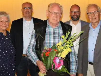 Der alte und neue Vorstand von Jekieicha in Friesoythe (von links): Gabi Tepe, Bernd Wichmann, Hermann Reiners, Schirmherr Johann Wimberg und Aloys L&uuml;bbers.