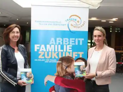Julia B&auml;cker (rechts) von der Koordinierungsstelle Frauen und Wirtschaft sowie die Gleichstellungsbeauftragte des Landkreises, Britta Hauth, stellten das neue Halbjahresprogramm vor.