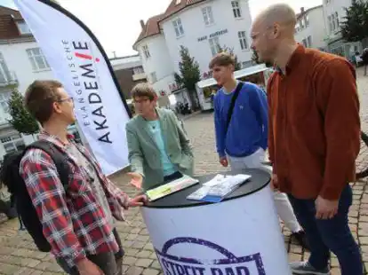 Auseinandersetzung auf Augenh&ouml;he mit einer Passantin (li.) : Brigitte Gl&auml;ser, Leiterin der Evangelischen Akademie, und ihre Kollegen Aaron Pypec und Marcel Hackler.