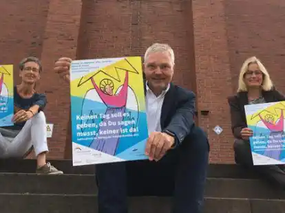 Das Thema Suizid muss raus aus der Tabu-Ecke sagen (von links) Pastorin Elke Andrae (Telefonseelsorge Oldenburg), Dr. Claus Bajorat (Facharzt f&uuml;r Neurologie, Psychiatrie und Psychotherapie der Karl-Jaspers-Klinik und Koordinator B&uuml;ndnis Depression) sowie Pastorin Tanja B&ouml;deker.