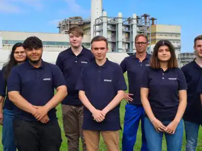 Die neuen Azubis bei Kronos Titan (von links): Jan Gerlach (Mechatroniker), Fenja Kloppenburg (Werkstudentin), Ahmad Reza Behrami (Chemikant), Max Cla&szlig;en (Chemikant), Mark Ulbricht (Chemikant), Ausbildungsleiter Holger Gerdes, Nadine Jatsch (Mechatronikerin), Niklas Kittel (Mechatroniker) und Thore Bauer (Elektroniker).