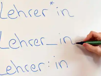 An einem Whiteboard steht das Wort &bdquo;Lehrer&ldquo; in verschiedenen Gender-Schreibweisen: Die AfD im Ammerland will die Gendersprache im Bereich der &ouml;ffentlichen Verwaltung ablehnen.