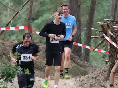 K&auml;mpften sich durch den B&uuml;mmersteder Sand: Teilnehmer des Airborne-Fit-Rund 2021.