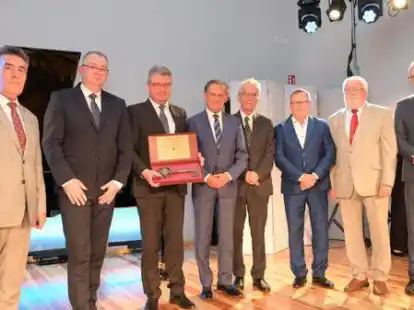 Feierliche Verabschiedung: (v.li.) ein Dolmetscher, Maciej Wasielewski, J&ouml;rg Bensberg, Marian Adamek, Edward Kubisz, Michal Karalus, Bogdan Skitek und Miroslav Kuberka im Partnerlandkreis Pleszew