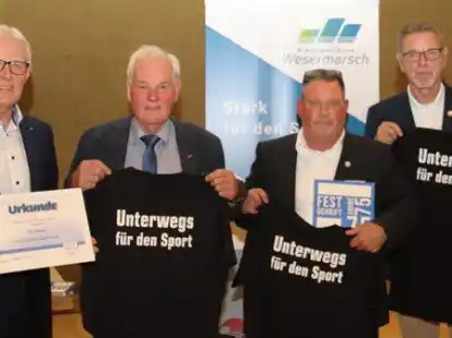 Sprachen zur Feier des 75-j&auml;hrigen Bestehens des Kreissportbundes (von links): Reinhard Rawe, Rolf Harms, Thorsten B&ouml;ning und Wilfried Fugel