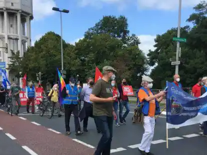 Etwa 60 Aktivisten zogen am Samstag beim ostfriesischen Ostermarsch durch die Emder Innenstadt.