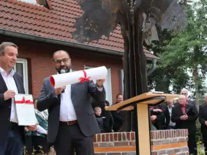 B&uuml;rgermeister Sven Stratmann (rechts) &uuml;berbrachte Ortsvorsteher Stefan Fuhler und allen Neuscharrelern die Gl&uuml;ckw&uuml;nsche der Stadt Friesoythe.