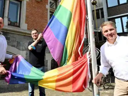 Der Christopher Street Day (CSD) findet statt und geh&ouml;rt zur Stadt, sagen (von links) Kai B&ouml;lle und Thomas Sieverding vom CSD-Team sowie Oberb&uuml;rgermeister J&uuml;rgen Krogmann.