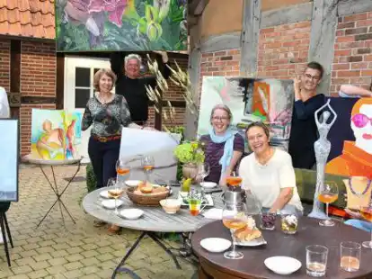 Doppelte Freude: Auf die Ausstellung in der Galerie.4 im Heuerhaus einerseits und &uuml;ber das Zusammenkommen nach der Corona-Pause andererseits freuten sich am Donnerstagabend (von links) Swanny Beukema, Gertje Kollmann, Theo Leijdekkers, Margret Ewert, Anne Hollmann, Kerstin Kramer, Claudia Schlenger und Ebke B&uuml;hring &ndash; ebenso Arno Kollmann und Wolf Ewert, die beim Fototermin noch fehlten.
