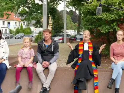 Videoaufnahme vor der Ansgarikirche: Hier begr&uuml;&szlig;t Pfarrerin D&ouml;rte Kramer (2. von rechts) die Zuschauerinnen und Zuschauer. An dem Gottesdienst wirken auch (von links) Maren Rothkegel, Helene, Joachim von Vogel und Maja K&ouml;nig mit.