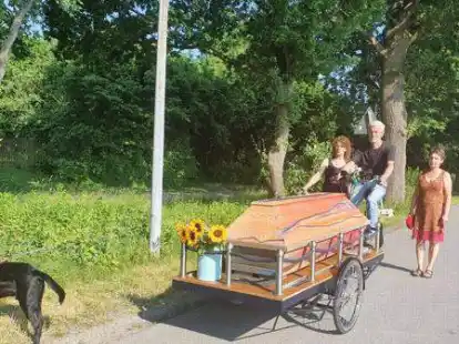 Auch das Sargfahrrad von  Michael Olsen ist in der Ausstellung zu sehen.