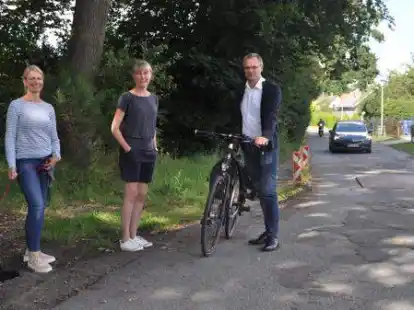 Sorgen sich um die Sicherheit von Kindern, Fu&szlig;g&auml;ngern und Radfahrern am H&ouml;rneweg in Bloherfelde (von links): Britta Langanke, Maren Hottinger und Paul Behrens.