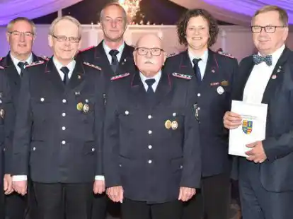 Ehrungen 2021: Kreisbrandmeister Arno Rauer (von rechts) und B&uuml;rgermeister Dr. Wolfgang Wiese zeichneten (von links) Dieter Leuschner, Wolfgang Meyer, Rolf Imsiecke, Thomas Schl&ouml;mer, Hubert Kollek und Almuth Opolka aus.
