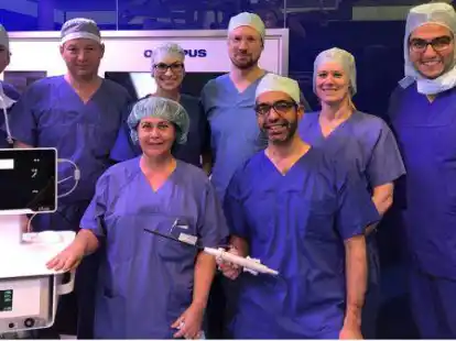 Das Team der Gyn&auml;kologie am Dammer Krankenhaus um Chefarzt Dr. Bernd Holthaus (Zweiter von links) freut sich, mit hochmoderner Technik Tumore in der Geb&auml;rmutter ohne OP entfernen zu k&ouml;nnen