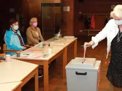 Wie hier in der Grundschule Str&uuml;cklingen gingen die Abstimmungsberechtigten an die Wahlurne, um beim B&uuml;rgerentscheid im Saterland &uuml;ber den Bau der Mist- und G&uuml;lleanlage im C-Port abzustimmen.